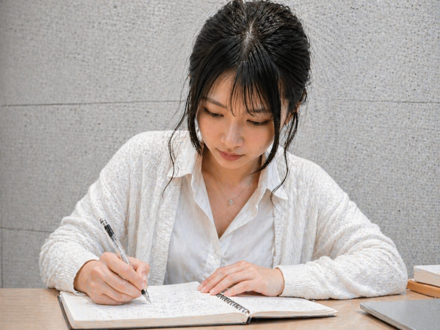 プロンプトの始め方を学ぶ杏ちゃん（AI生成キャラクター）